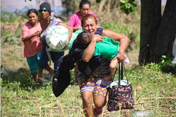 Familia damnificada rescatada luego de 4 das sobre el techo de su hogar en Honduras